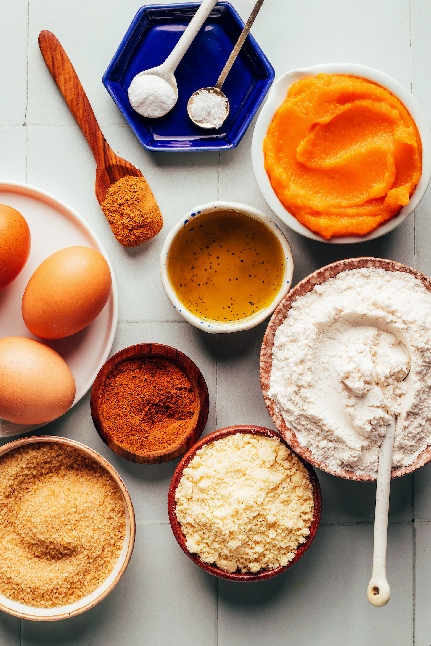 Eggs, cane sugar, almond flour, cinnamon, gluten-free flour blend, avocado oil, pumpkin purée, pumpkin pie spice, baking soda, and salt