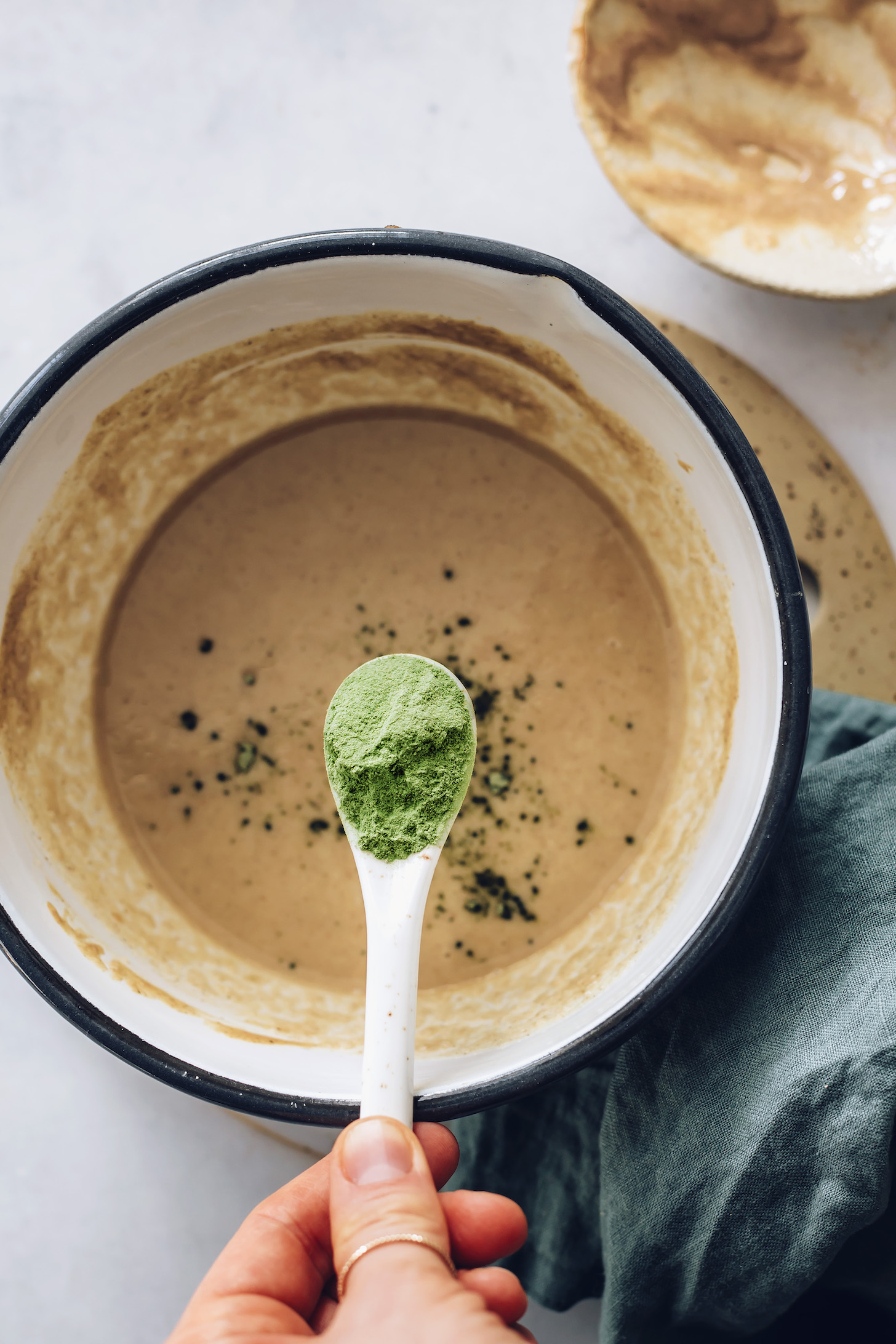 Adding moringa powder to the filling for a natural green dye
